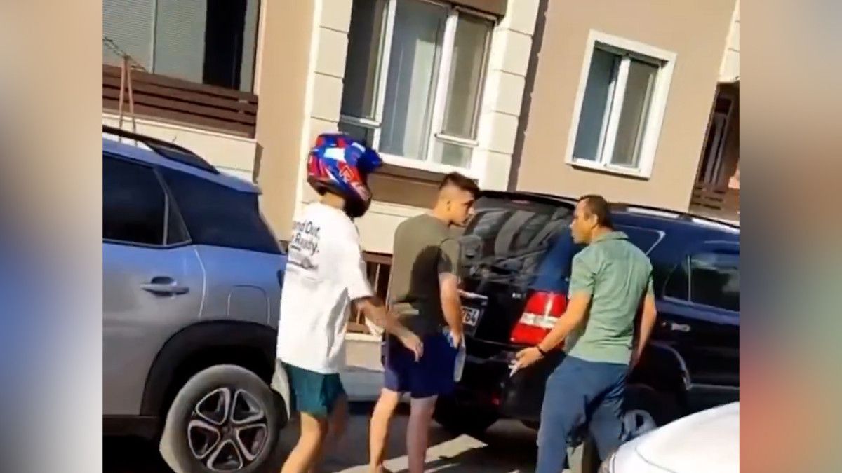 Eski�ehir'de trafikte tepki �eken tart��ma: Kuca��nda bebe�i olan adam�n �zerine y�r�d�