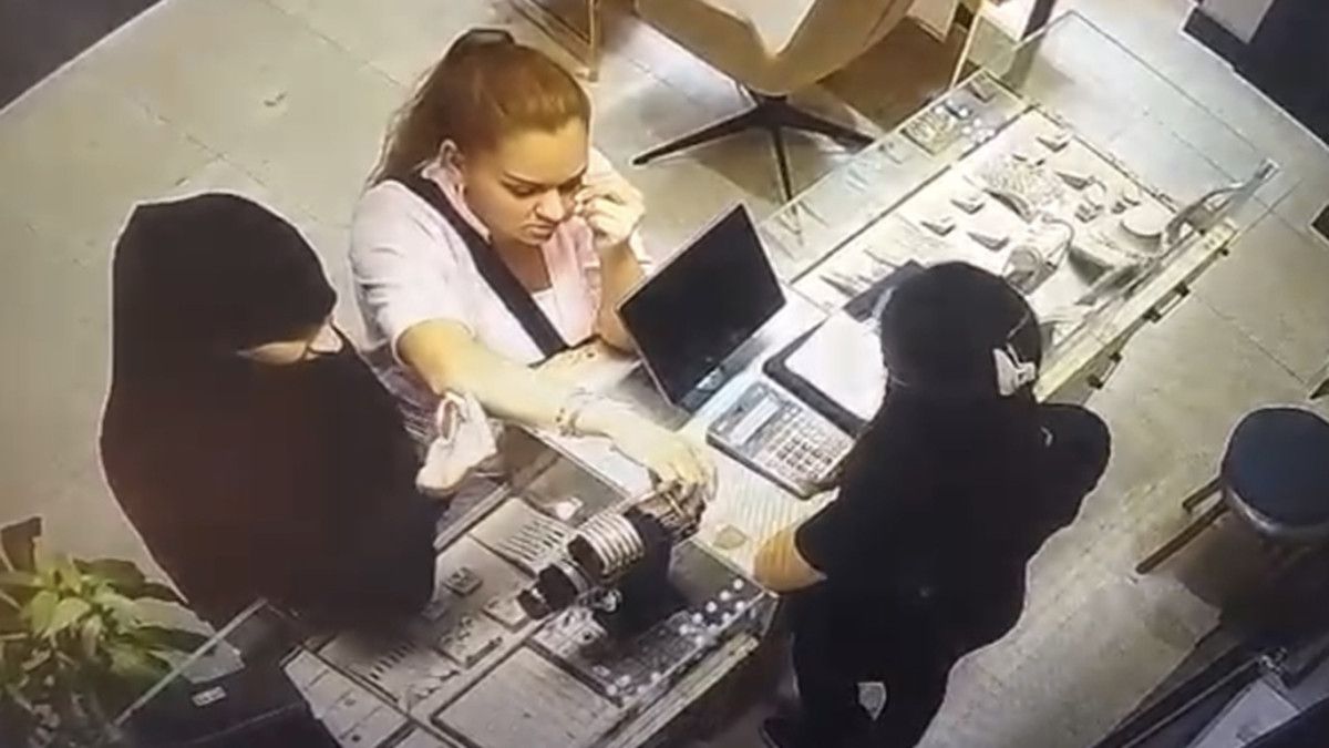 Bal�kesir'de kuyumcuda t�rnak��l�k y�ntemiyle h�rs�zl�k kameraya yans�d�