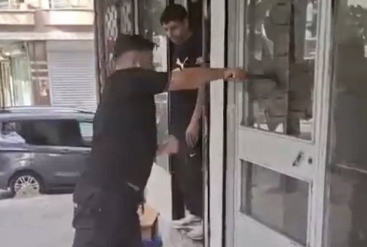 �stanbul'da sinyalini takip ederek kay�p telefonunu buldu: �� yerinin cam�n� k�r�p telefonu ald�