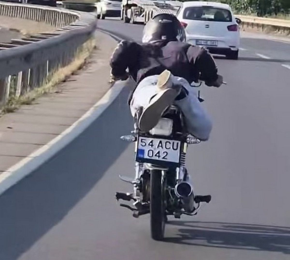 Sakarya'da tehlike sa�an motorcuya a��r ceza