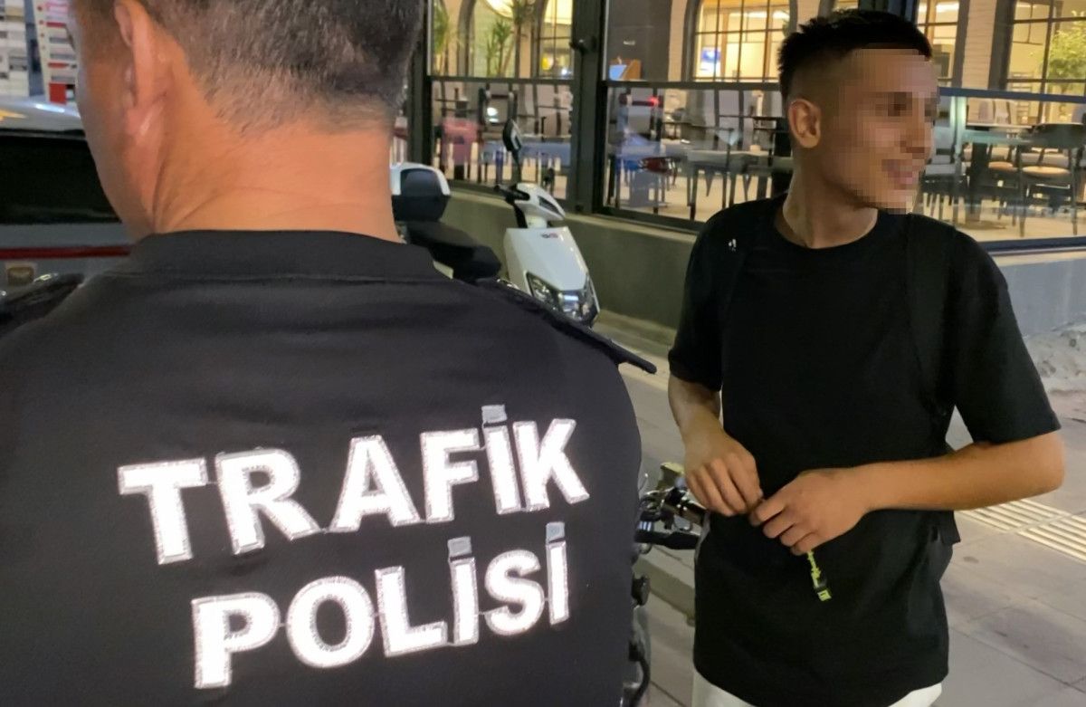 Aksaray'da plakas�z motosikletle yakalanan s�r�c�: Yak�ndan �ekme �irkin ��k�yorum